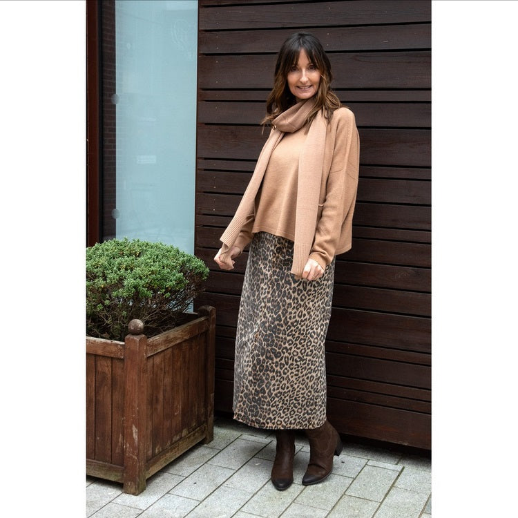 Amazing Woman Jodie Front Pocket Supersoft Knit Jumper in Caramel