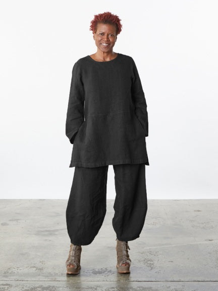 Brynn Walker Heavy Linen Onliver Pant in black. Cropped length with balloon leg silhouette