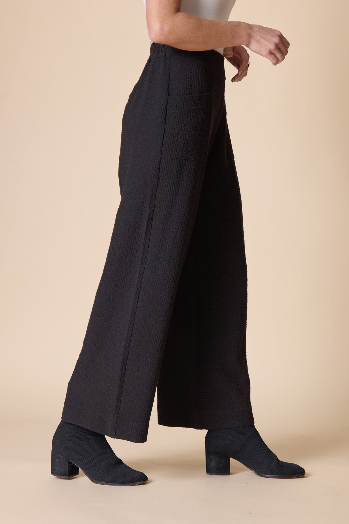Habitat Crinkle Crepe Solid Aria Pant in Black