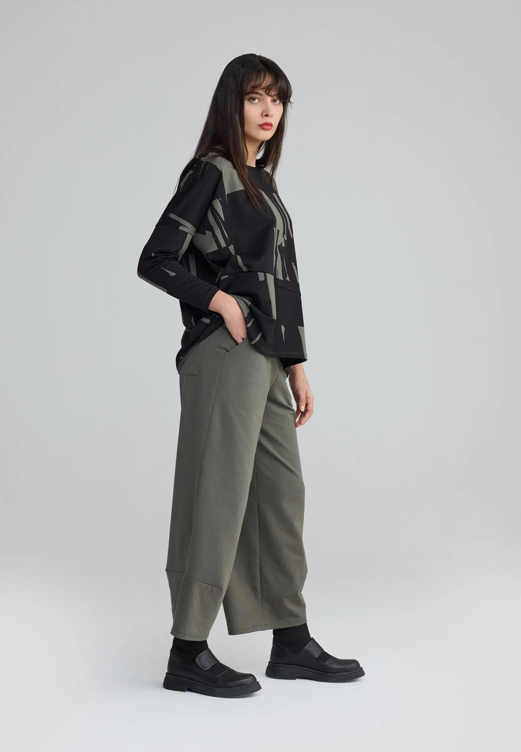 Luukaa Serenna Cropped Darted Pants in Khaki