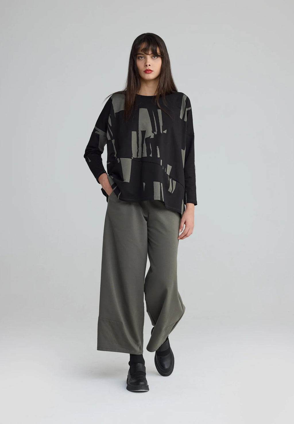 Luukaa Serenna Cropped Darted Pants in Khaki