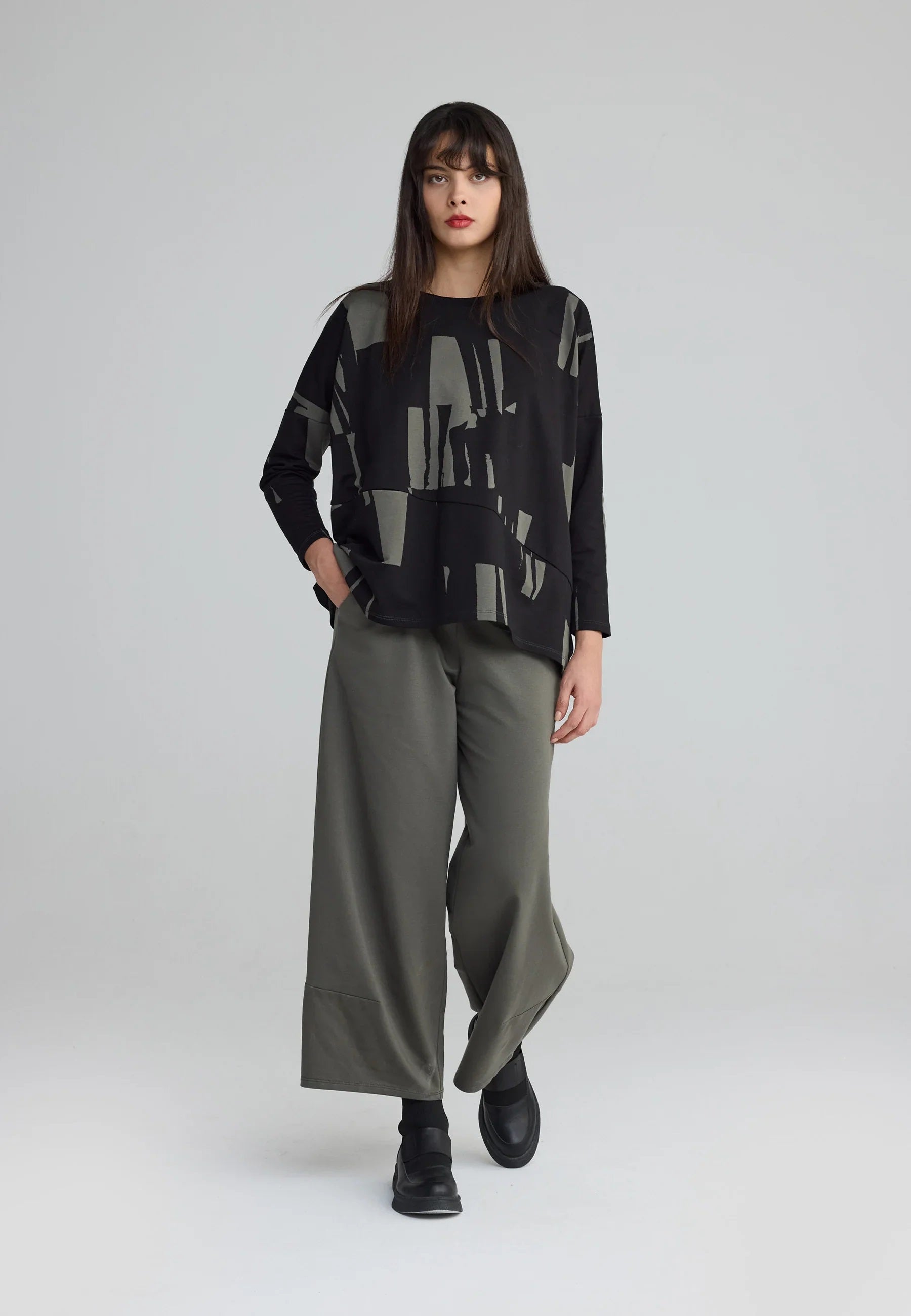 Luukaa Serenna Cropped Darted Pants in Khaki