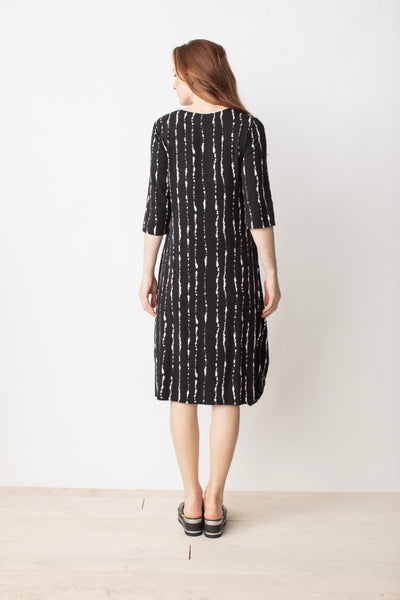 Liv by Habitat Ruched Mix Pattern Dress. Black with white mixed patterns, patch pocket with zipper detail and adjustable drawstring at front hemline. Round neck, half sleeves.