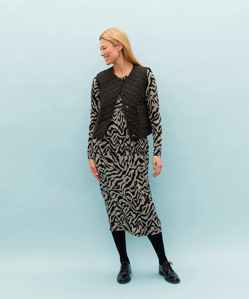 Masai Nilana tulip dress in black kyanite graphic pattern. Round neckline, long sleeves, pleating details and side pockets.
