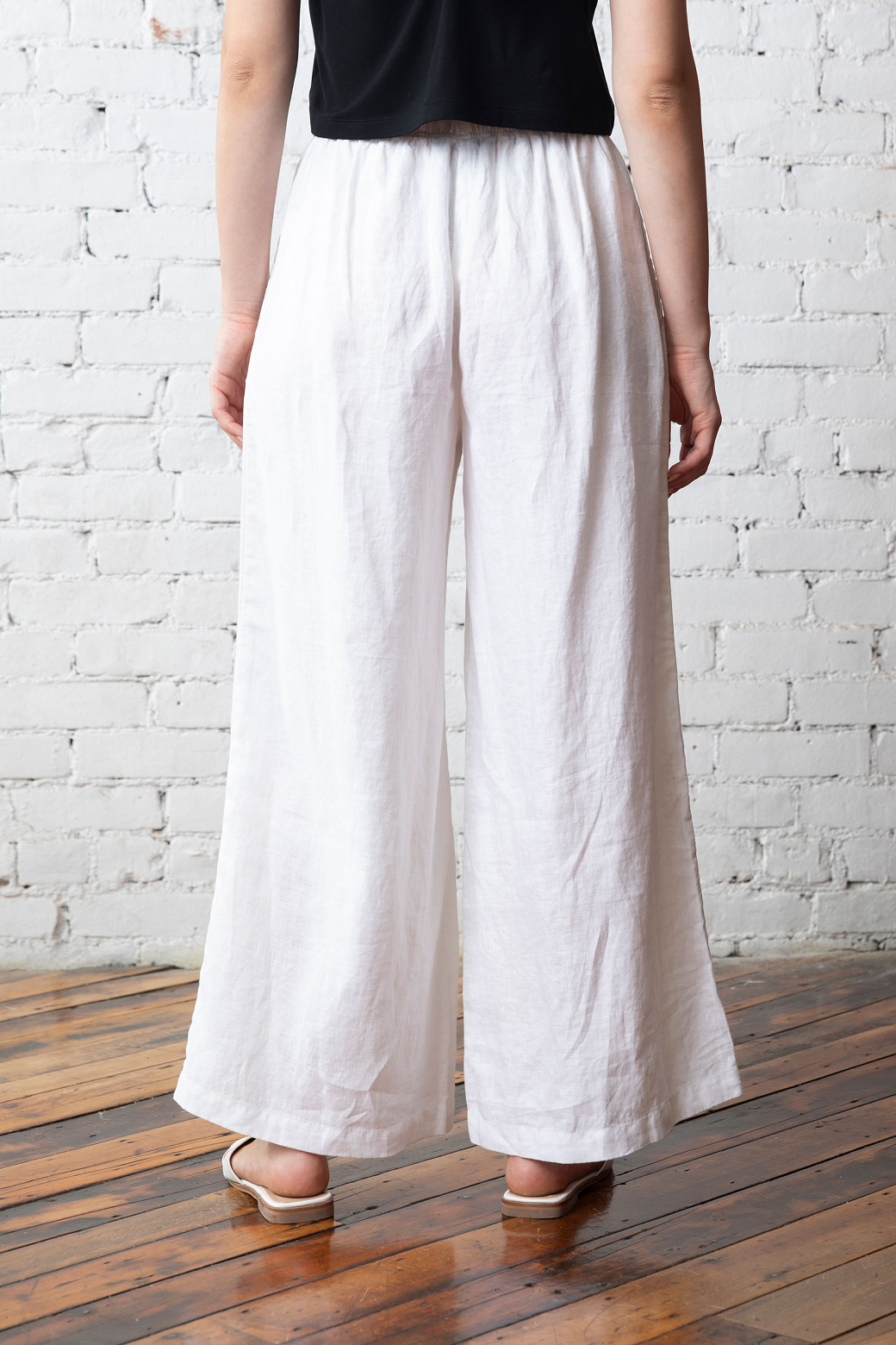 Olivia's Linen Ankle Pant in White