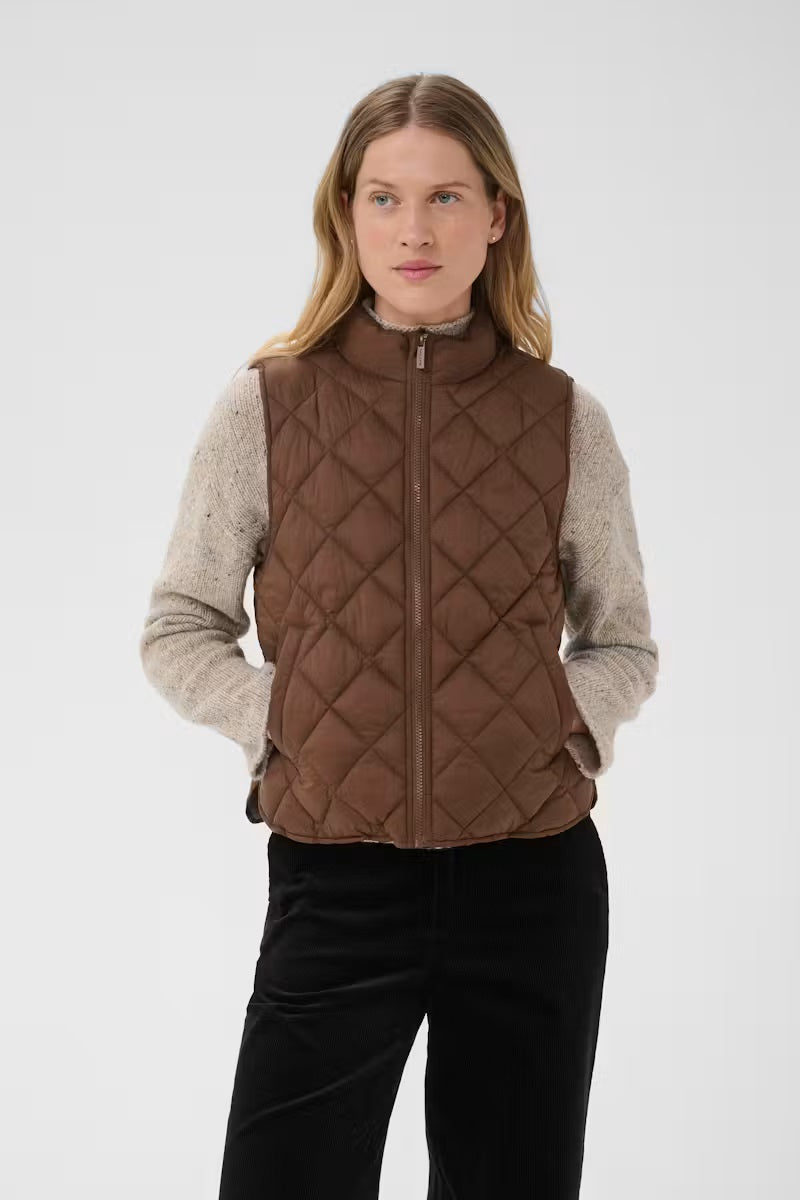 Carlota Vest